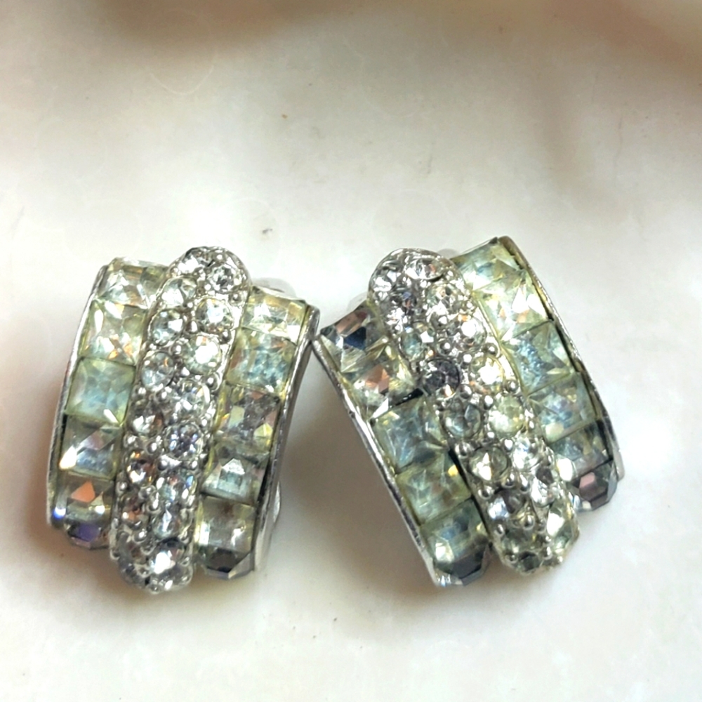 Vintage Halbe rhinestone style earrings